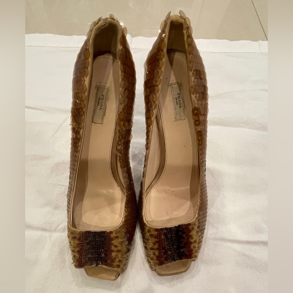 beautiful gold sequins Pre-owned authentic Prada Heels size 39 Gorgeous
